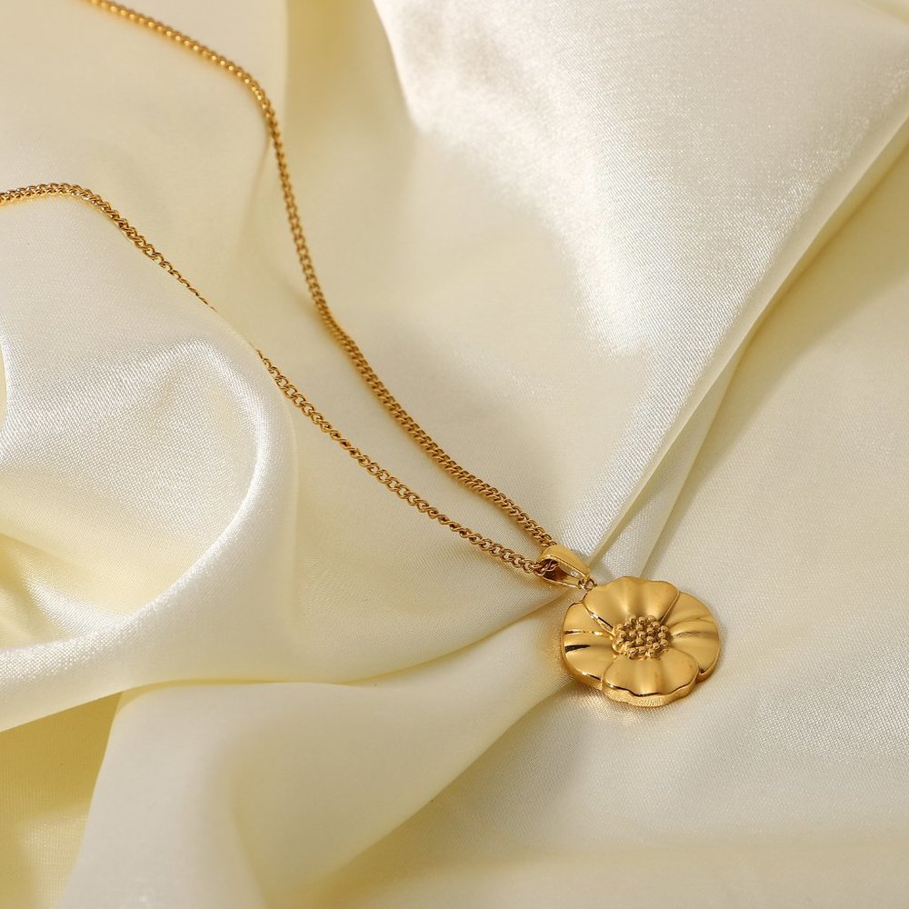 Daisy Necklace - Picture 2 of 7